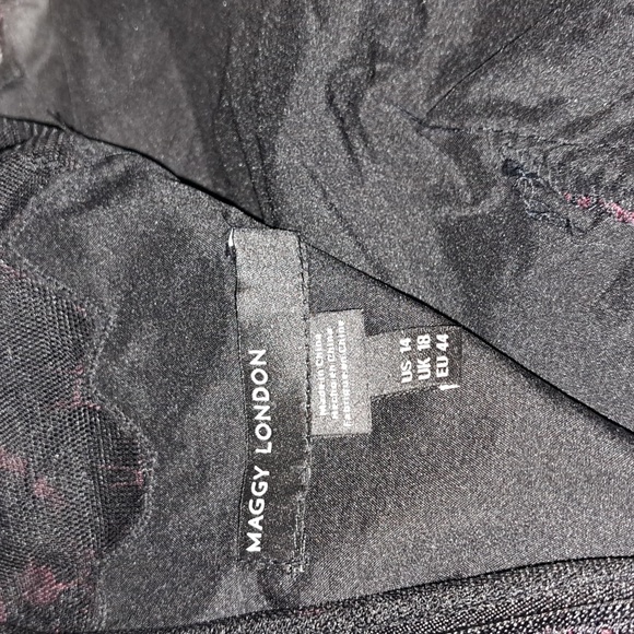 Red and black dress - Picture 5 of 8